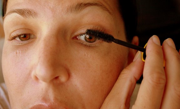 how to apply mascara applying mascara